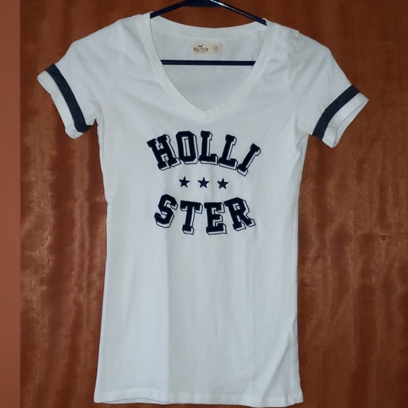 Like new!! Hollister V-neck Tee Shirt - Picture 1 of 4